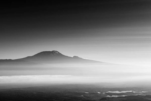 Le Mont Kilimanjaro (5895m) vu depuis les pentes voisines du Mont Meru, Tanzanie. Format paysage