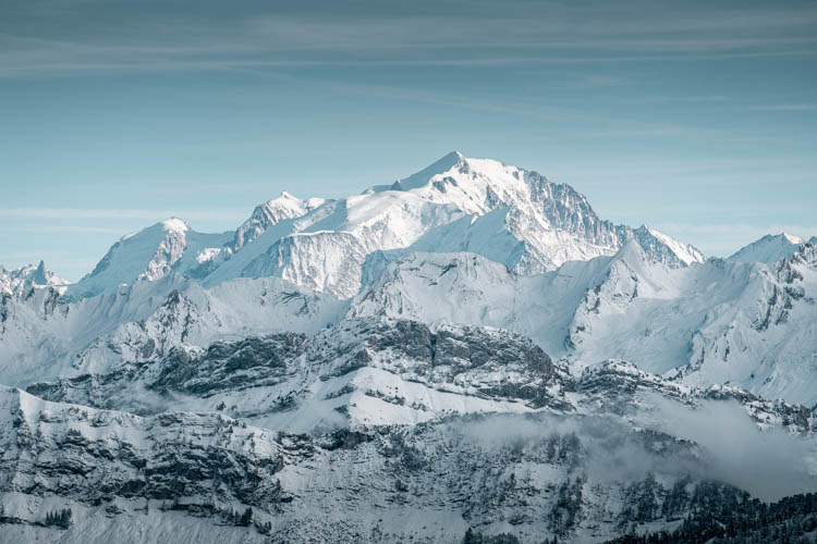 Premières neiges sur le Massif du Mont-Blanc depuis le Parmelan, France. Format paysage.