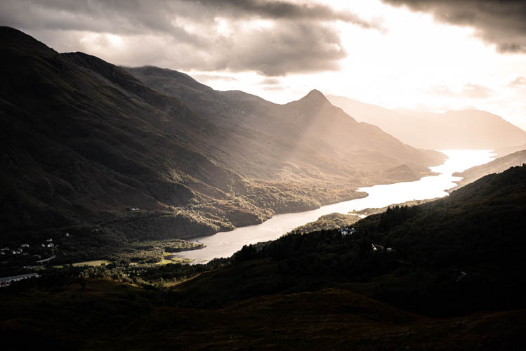 Soleil couchant dans la région de Kinlochleven, Ecosse. Format paysage.