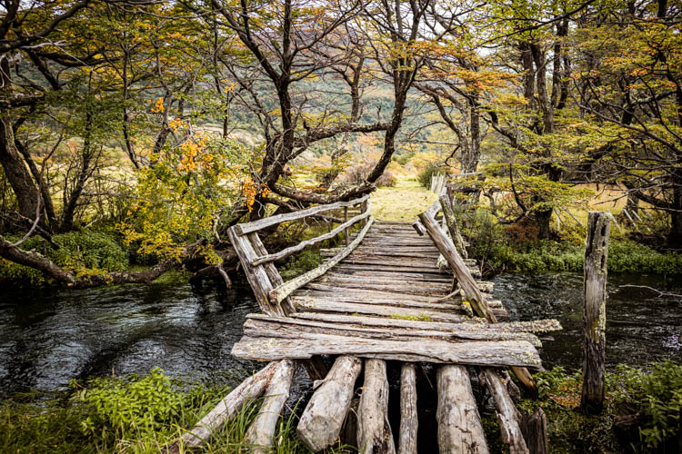Pont en bois en état douteux en Patagonie, Chili. Format paysage.