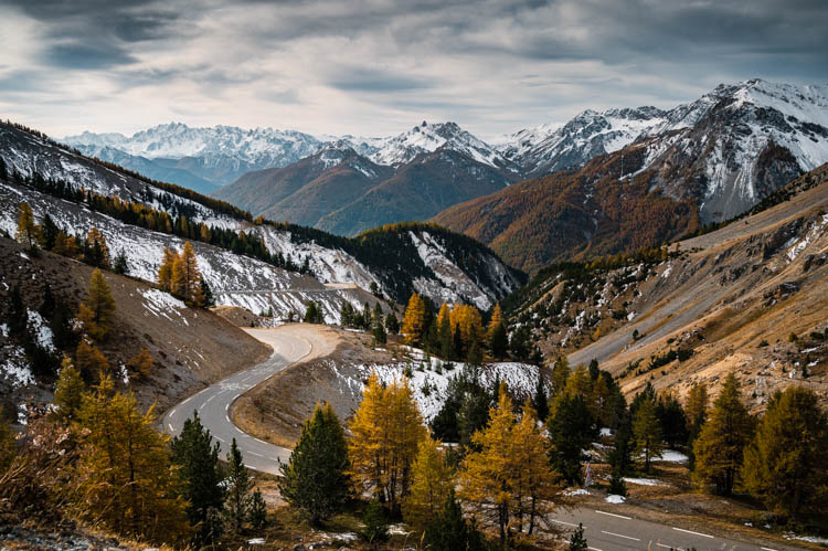 Les lacets du col de l'Izoard, paradis des cyclistes dans le Queyras, France. Format paysage.