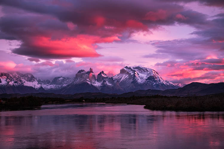 Lever de soleil aussi intense que fugace sur les majestueuses Torres del Paine, Chili. Format paysage.