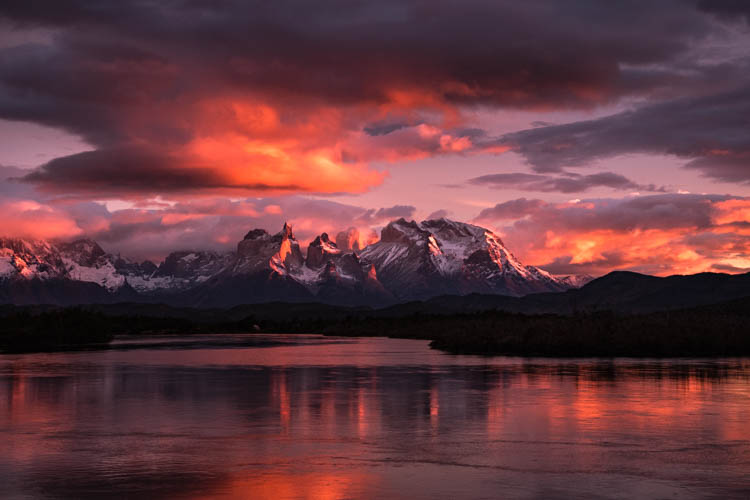 Lever de soleil aussi intense que fugace sur les majestueuses Torres del Paine, Chili. Format paysage.