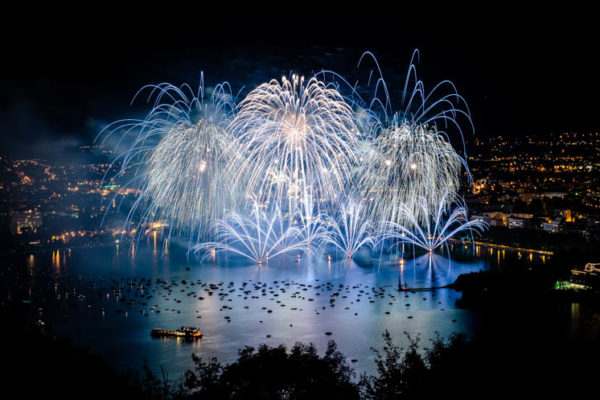 Bouquet final de la célèbre Fête du Lac d'Annecy (2012), France. Format paysage.