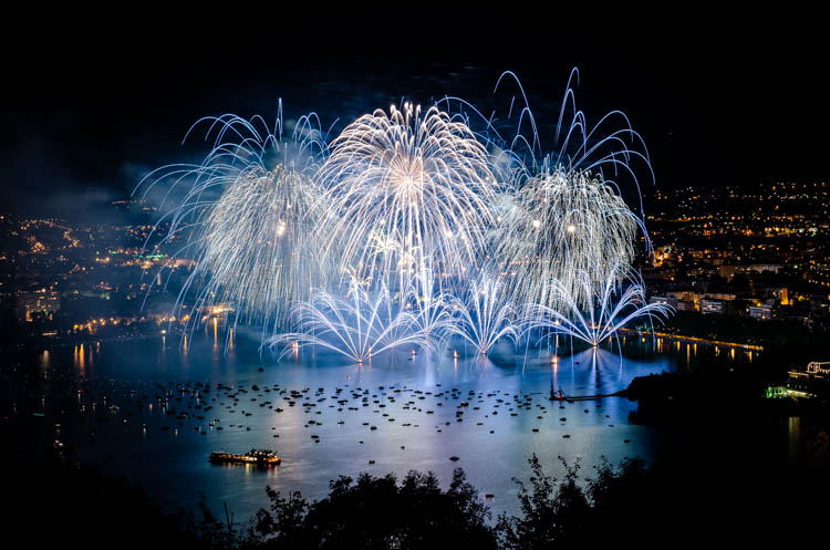 Bouquet final de la célèbre Fête du Lac d'Annecy (2012), France. Format paysage.