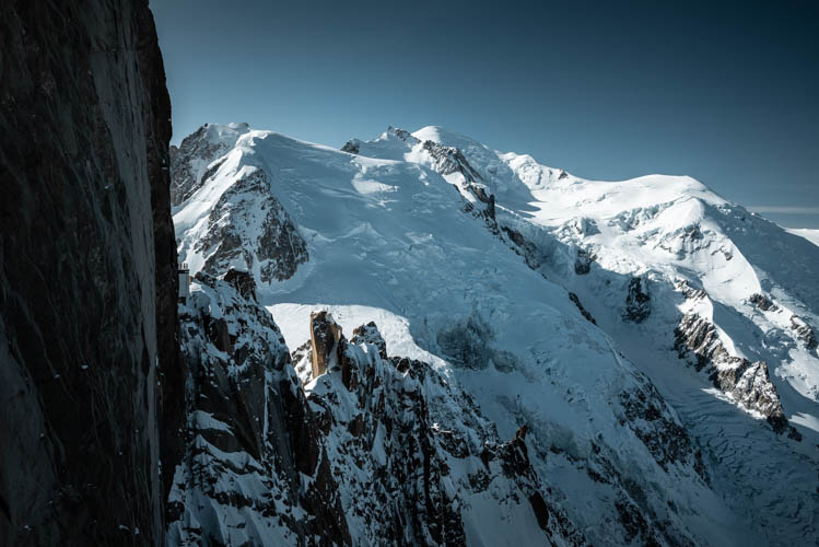 Lumières matinales sur le Massif du Mont-Blanc, France. Format paysage.