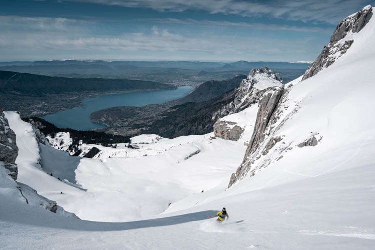 Skieur de randonnée sur les pentes de la Tournette, France. Format paysage.