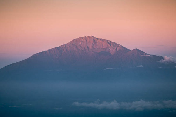 Dégradé matinal sur le Mont Meru, Tanzanie. Format paysage.