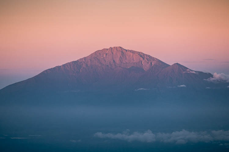 Dégradé matinal sur le Mont Meru, Tanzanie. Format paysage.