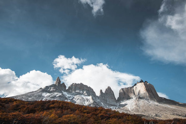 Vue du pied de sommets dans le parc des Torres del Paine, Chili. Format paysage.