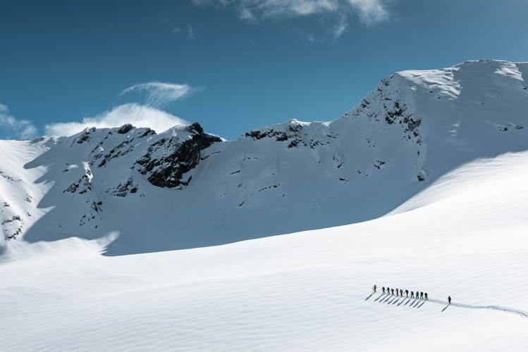 Groupe de randonneurs lors de la célèbre traversée Chamonix-Zermatt, Suisse Format paysage