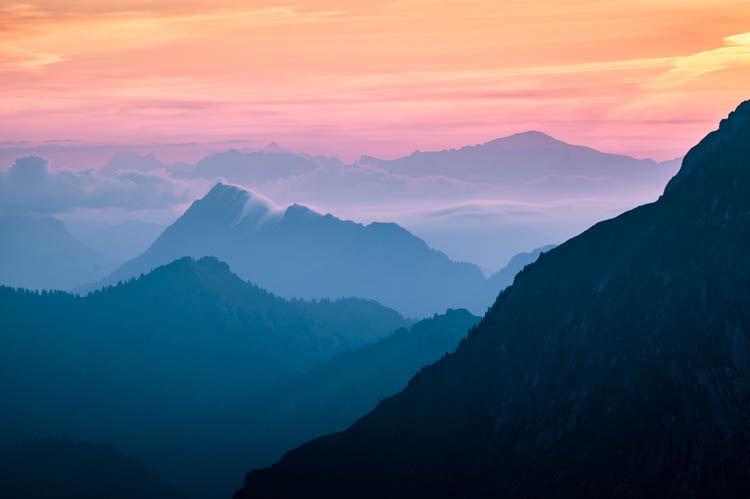 Aurore cotoneuse sur le Massif des Bauges depuis la Dent d'Arclusaz, France Format paysage