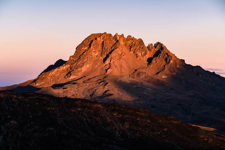 Le Mawenzi (2ème sommet d'Afrique) se réchauffe avant la nuit glaciale, Tanzanie. Format paysage.