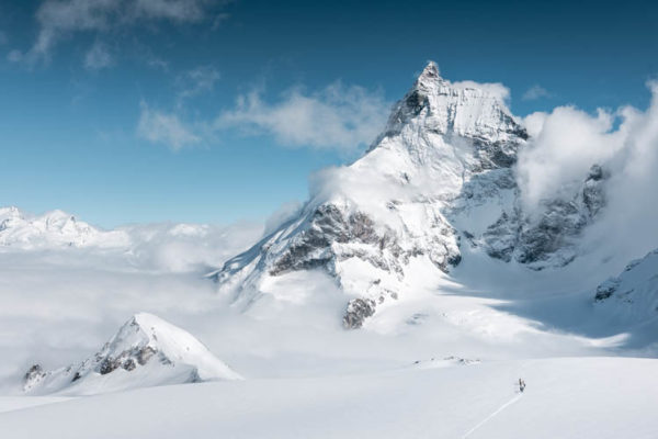 Skieurs de randonnée au pied du mythique Cervin, Suisse. Format paysage.