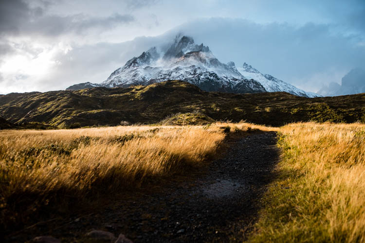 Départ d'un chemin de trek dans les Torres del Paine, Chili. Format paysage.