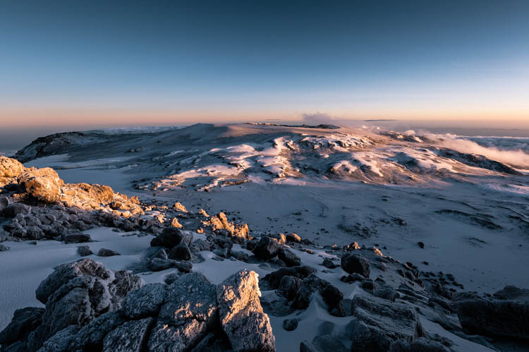 Lever de soleil sur le cratère du Kilimanjaro, Tanzanie. Format paysage.