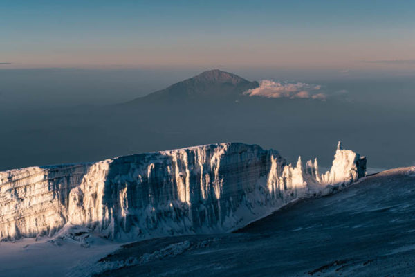 Les timides restes du glacier sommital du Kilimanjaro au lever du jour, Tanzanie. Format carré.