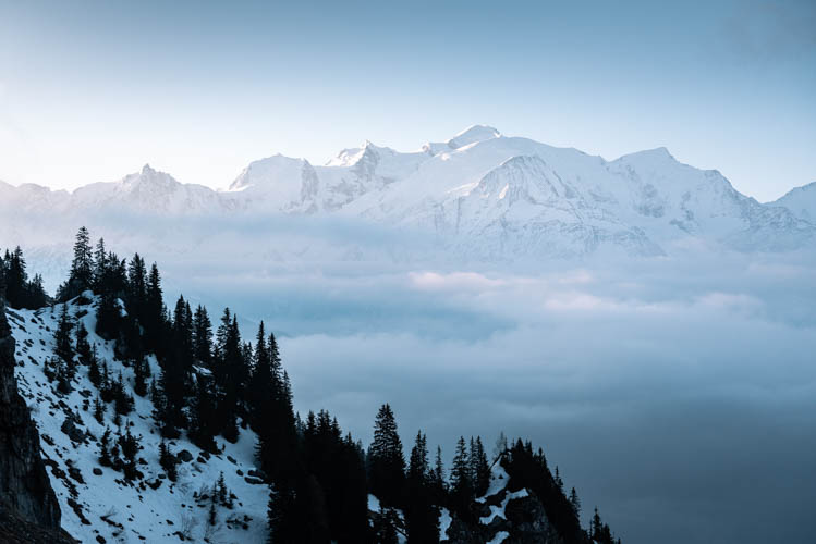 Lueurs rosées sur le Mont Blanc depuis Passy, France. Format paysage.