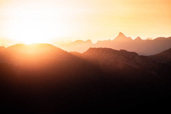 Premier rayon de soleil sur la Pointe Percée, point culminant des Aravis, France. Format paysage.