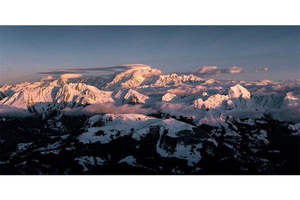 Lumière rosée sur le Massif du Mont-Blanc et le massif des Aravis, France Format panoramique