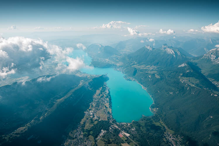 Vue aérienne du Lac d'Annecy depuis un ULM, à plus de 4.000m, France. Format paysage.