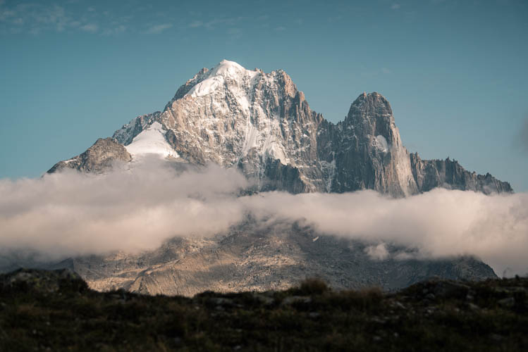 Ceinture de nuages autour de l'Aiguille Verte (4201m) et des Drus, Chamonix, France. Format paysage.