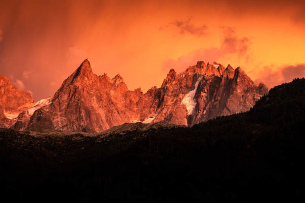 Les Aiguilles de Chamonix après un violent orage, France. Format paysage.