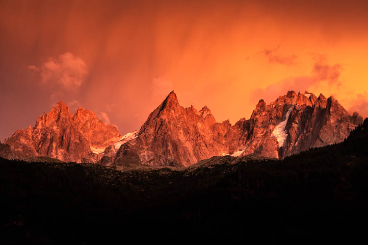 Les Aiguilles de Chamonix en plan large après un violent orage, France. Format paysage.