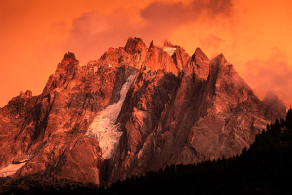 Les Aiguilles de Chamonix après un violent orage, France. Format paysage.