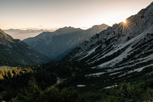 Lever de soleil sur les montagnes méconnues du Liechtenstein. Format paysage.