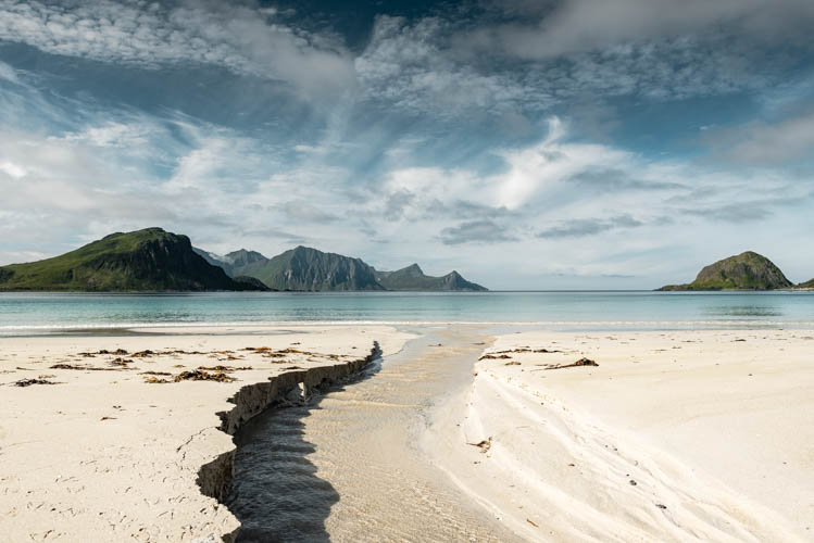 Plage de sable fin dans les Îles Lofoten, Norvège. Format paysage.