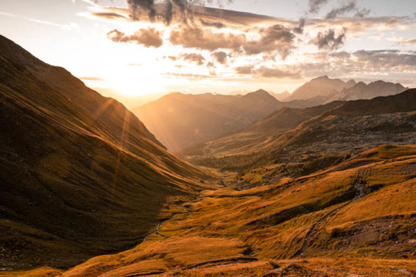 Fin de journée dorée près de la Carshinahutte, Liechtenstein. Format paysage.