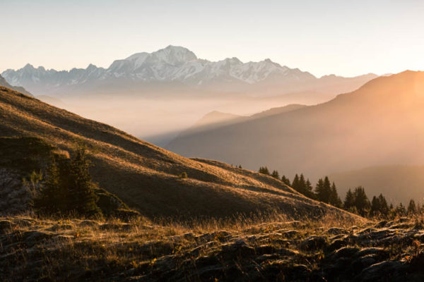 Lumière dorée sur le massif du Mont-Blanc depuis le Massif des Bauges, France. Format paysage.