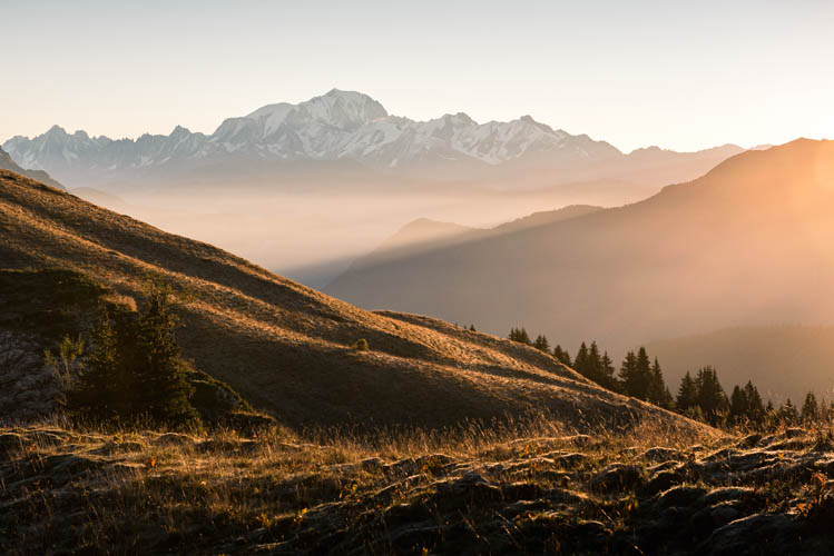 Lumière dorée sur le massif du Mont-Blanc depuis le Massif des Bauges, France. Format paysage.