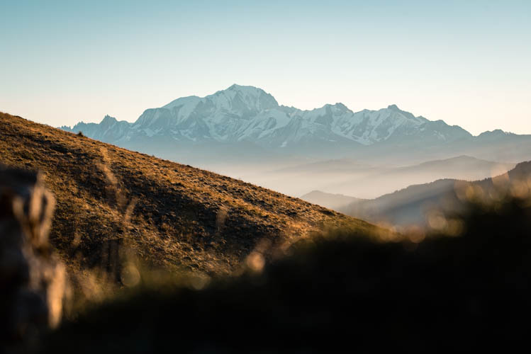 Lumière dorée sur le massif du Mont-Blanc depuis le Massif des Bauges, France. Format paysage.