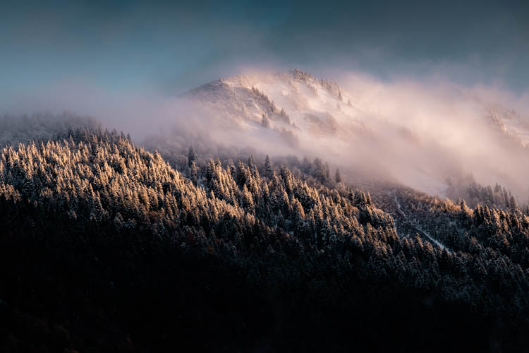 L'hiver s'invite en automne sur les pentes de la Dent de Cons, France. Format paysage.