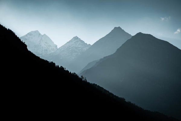 Contrastes au lever du jour en Himalaya, Népal. Format paysage.