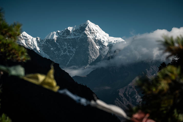 Toute la pureté d'un sommet himalayen avec des drapeaux de prière en premier plan, Népal. Format paysage.