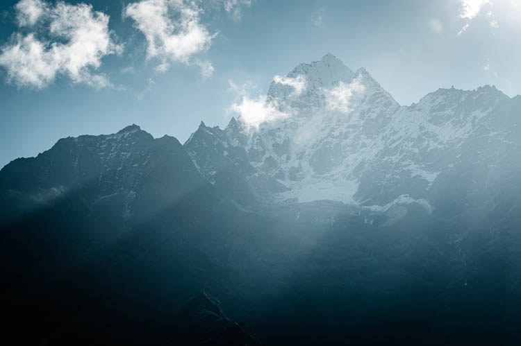 Début de journée sur un chemin de trek, Népal. Format paysage.