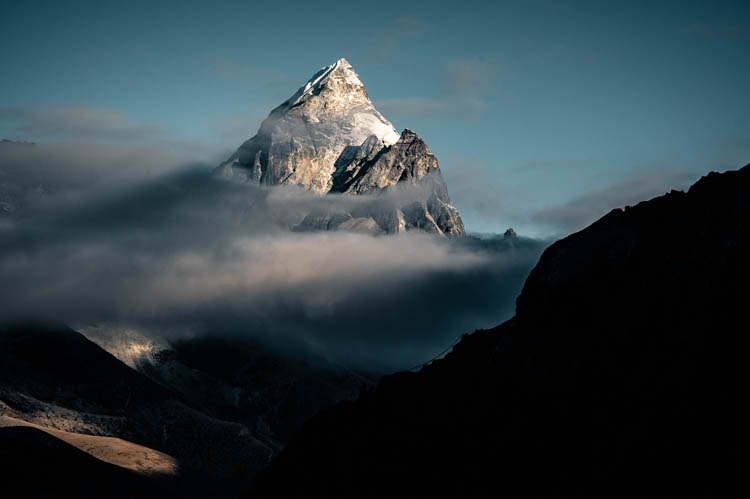 Sommet himalayen drappé de nuages au petit matin, Népal. Format carré.