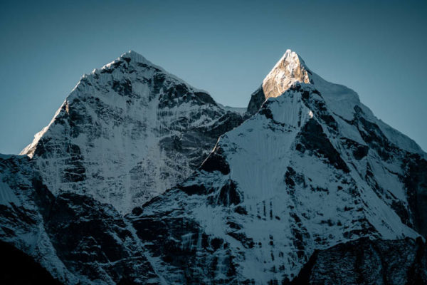 Lever du jour à l'ombre des géants himalayens, Népal. Format paysage.