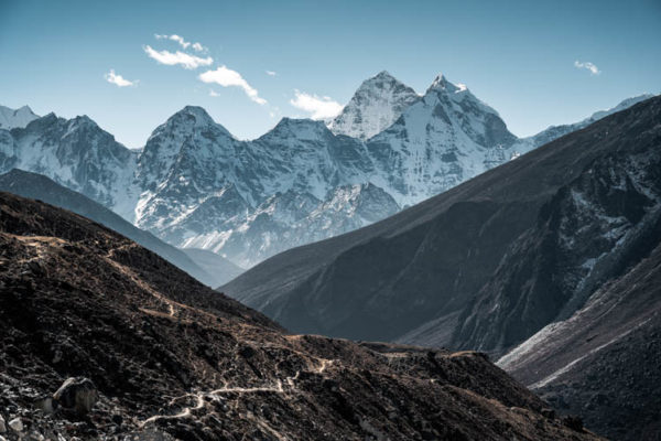 Sentier de trek dans la région du Khumbu, Népal. Format portrait.