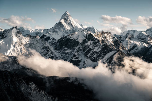 L'Ama Dablam entouré de nuages au coucher du soleil, Népal. Format paysage.