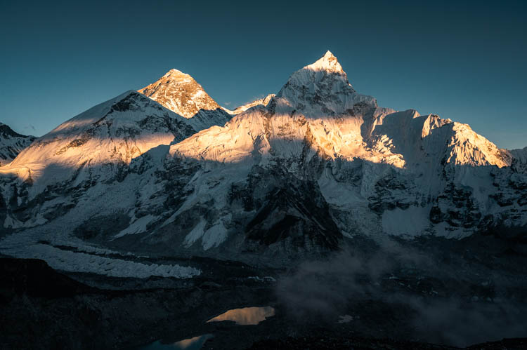 Le soleil se prépare à se coucher sur l'Everest et le Nuptse, Népal. Format paysage.