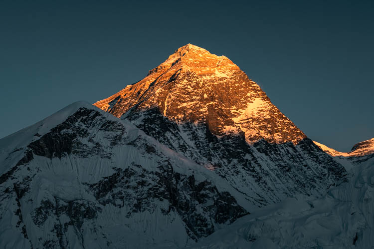 Le soleil se prépare à se coucher sur l'Everest, Népal. Format paysage.