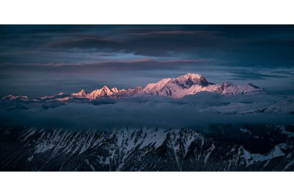 Derniers rayons de soleil sur le Mont-Blanc depuis la Petite Sambuy, France.