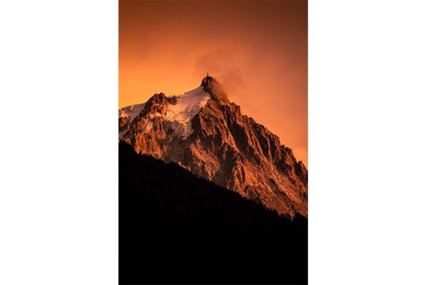 L'Aiguille du Midi se teinte d'un orange vif après un orage d'été, France Format portrait