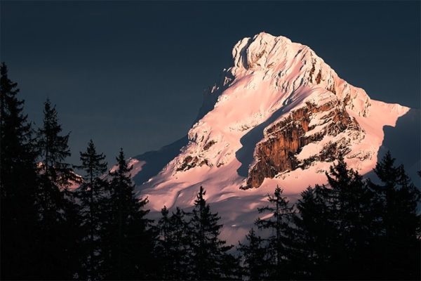 Le point culminant des Aravis, tout de rose vêtu, France. Format paysage.