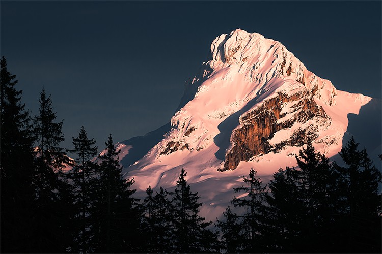 Le point culminant des Aravis, tout de rose vêtu, France. Format paysage.