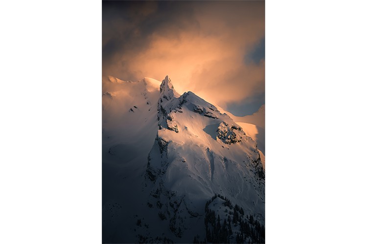 Dernières lueurs dans les combes des Aravis enneigées, France. Format portrait.